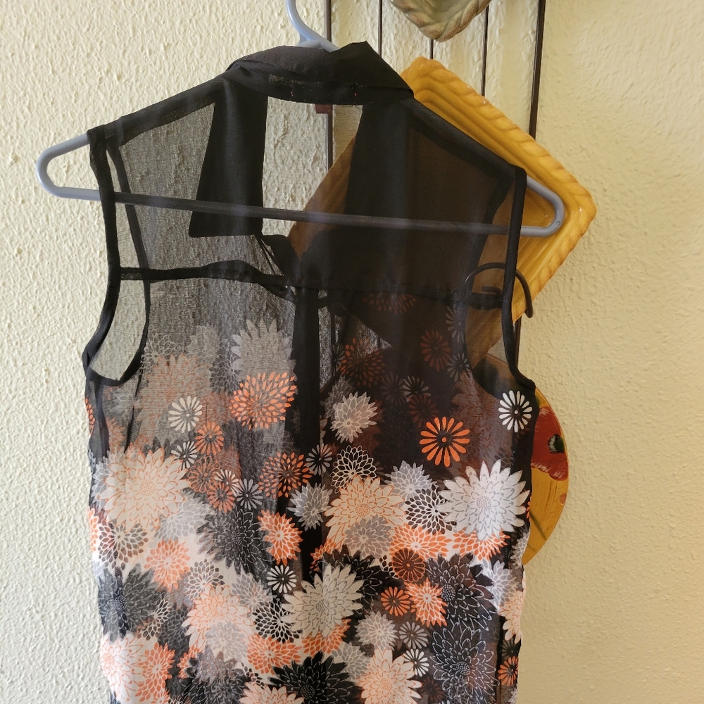 🛍 Cute Top 🛍 - Picture 2 of 2